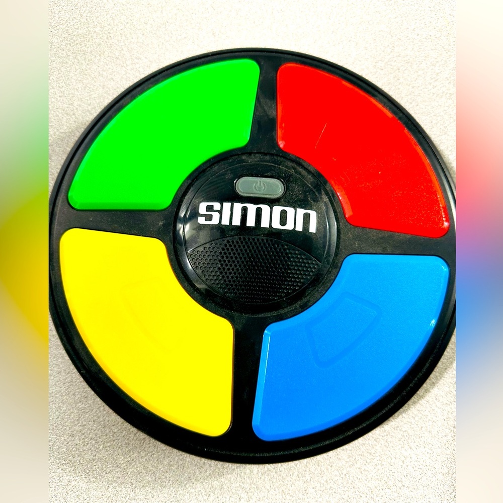 Hasbro Classic Simon Board Game